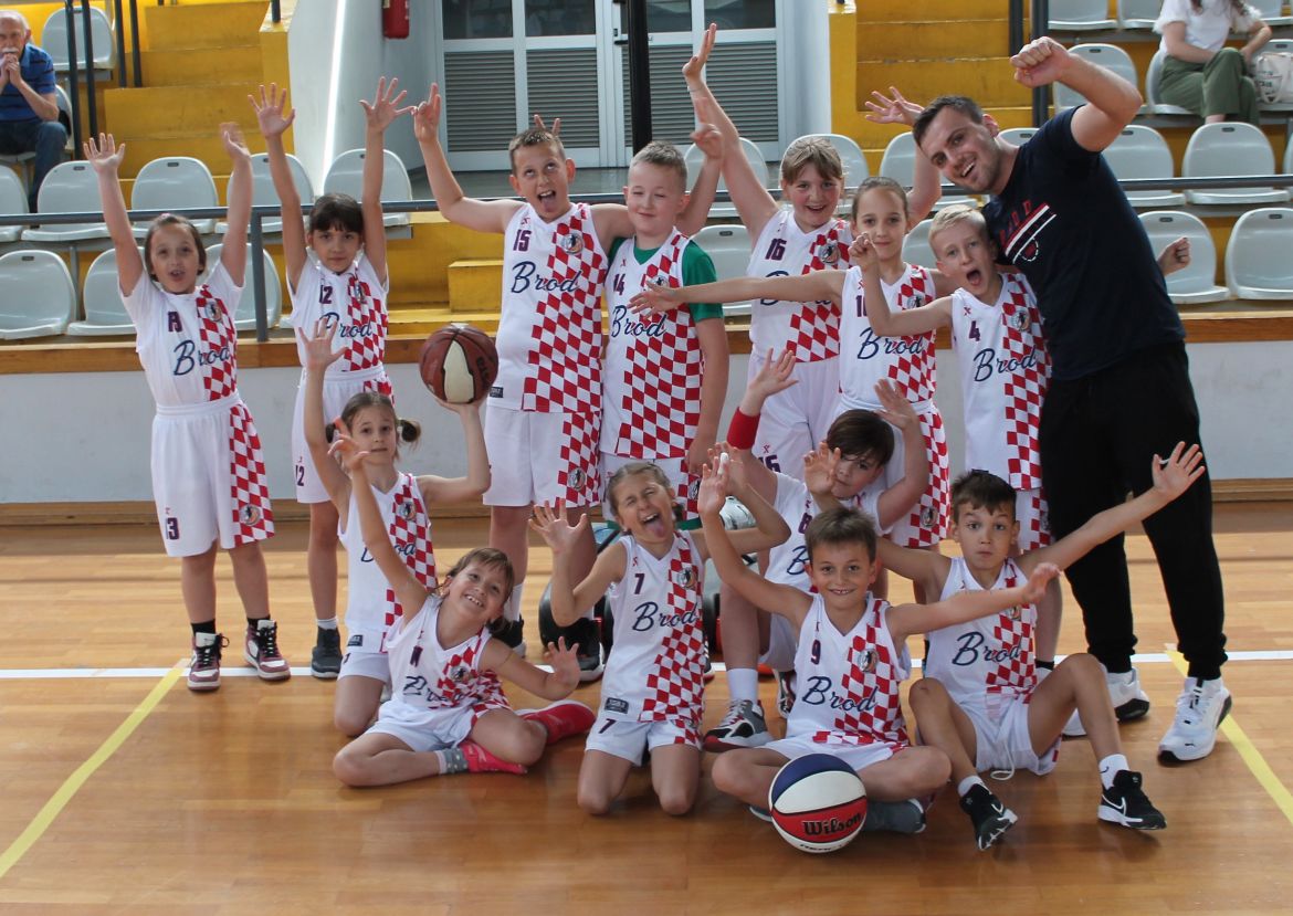 Mini košarka (U9): Predivni počeci za male košarkaše i košarkašice Istoka i Sjevera
