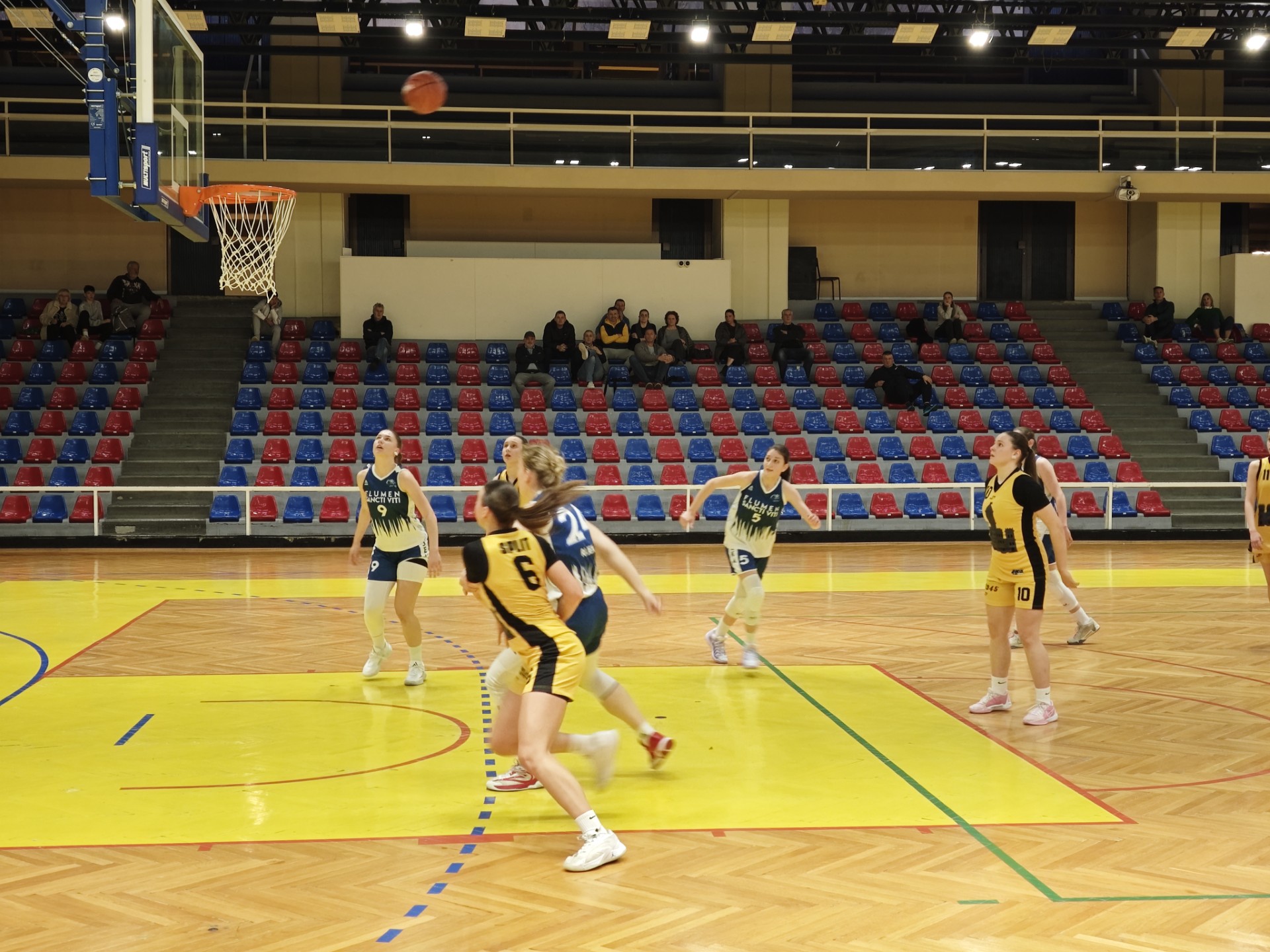 Poluzavršnica PH za kadetkinje, Split – 1. dan: Pobjede Splita i Trešnjevke 2009