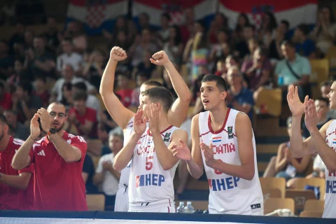 Hrvatska U18 reprezentacija trilerom nad Rumunjskom neporažena čeka Crnu Goru